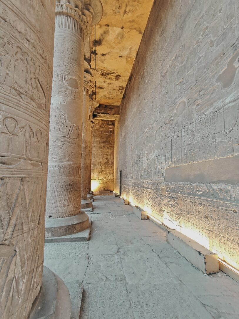 Déambulatoire du temple d'Edfou et ses reliefs