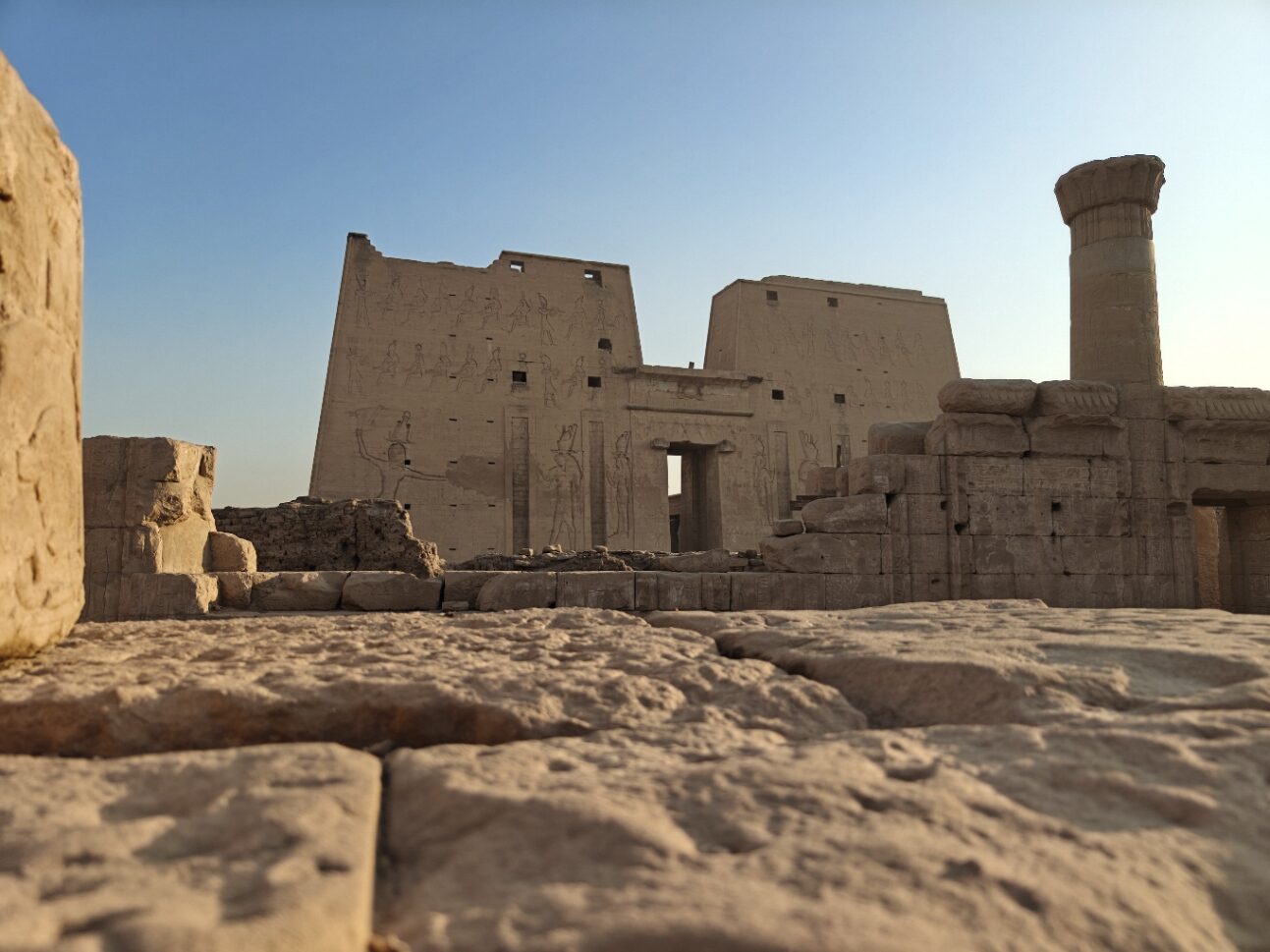 Pylône du temple d'Horus à Edfou