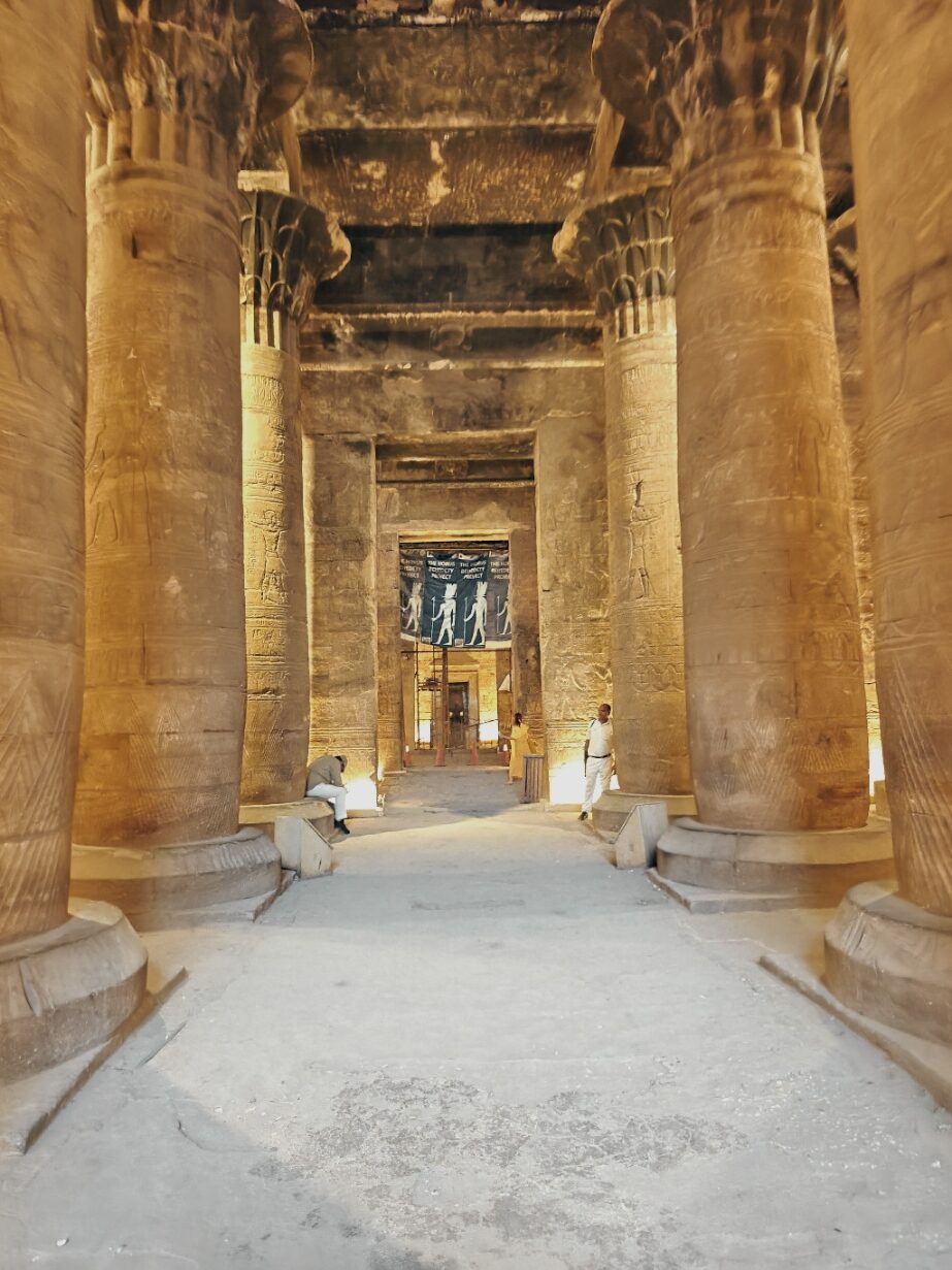 Salle hypostyle du temple d'Edfou, vue vers le naos
