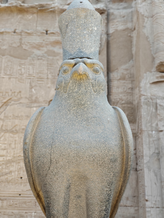 Statue du faucon Horus devant le temple d'Edfou
